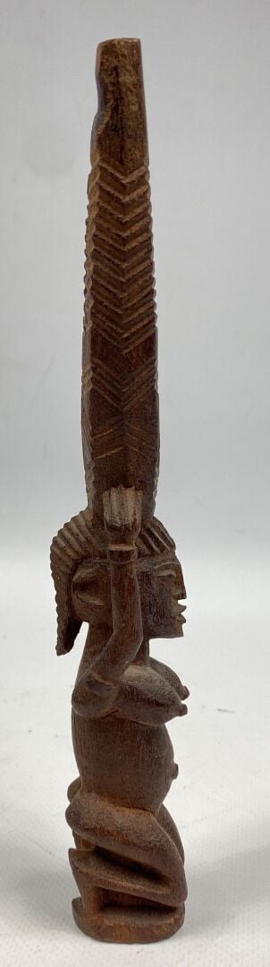 Lot comprenant un chasse-mouche, une figure reliquaire et une sculpture en bois…