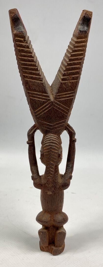 Lot comprenant un chasse-mouche, une figure reliquaire et une sculpture en bois…