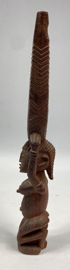 Lot comprenant un chasse-mouche, une figure reliquaire et une sculpture en bois…