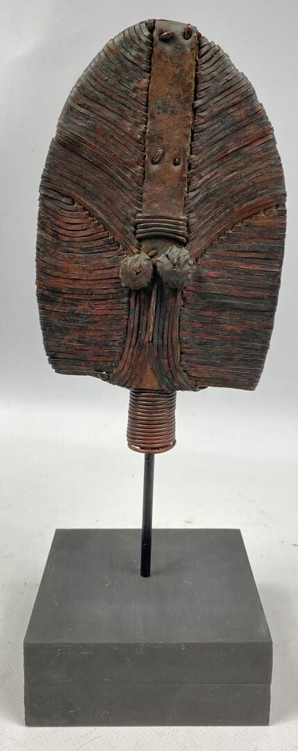 Lot comprenant un chasse-mouche, une figure reliquaire et une sculpture en bois…