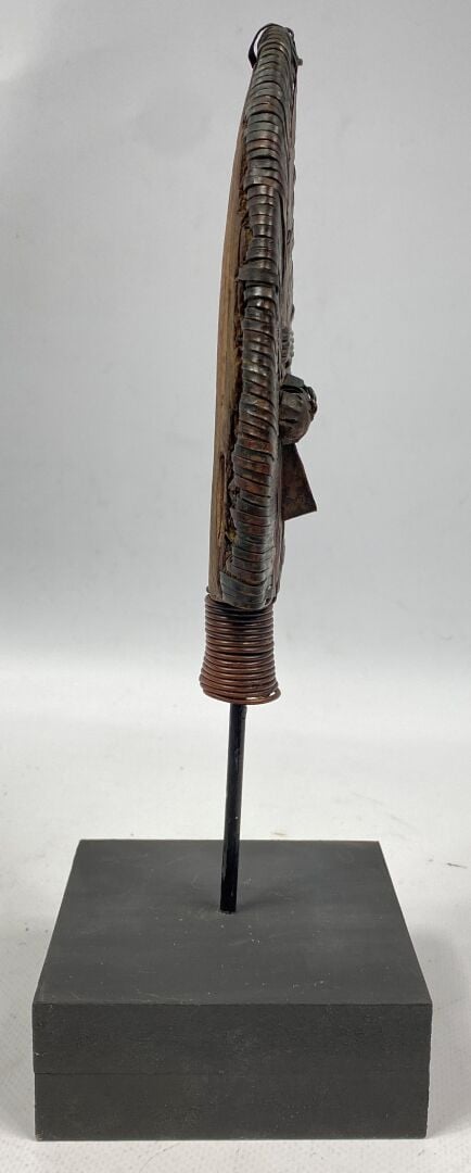 Lot comprenant un chasse-mouche, une figure reliquaire et une sculpture en bois…