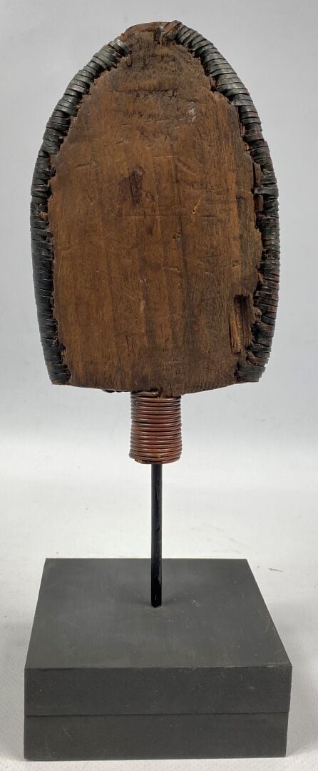 Lot comprenant un chasse-mouche, une figure reliquaire et une sculpture en bois…