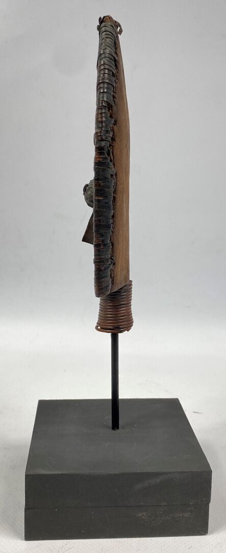 Lot comprenant un chasse-mouche, une figure reliquaire et une sculpture en bois…