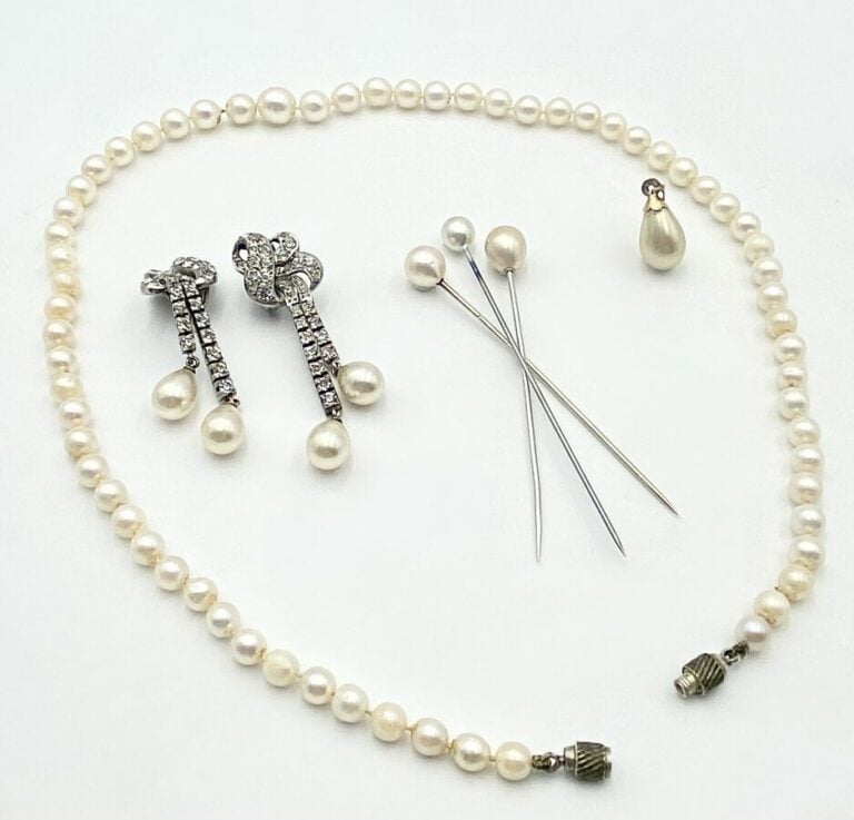 Lot comprenant : - - - Un COLLIER de perles de culture blanches en chute - L: 4…