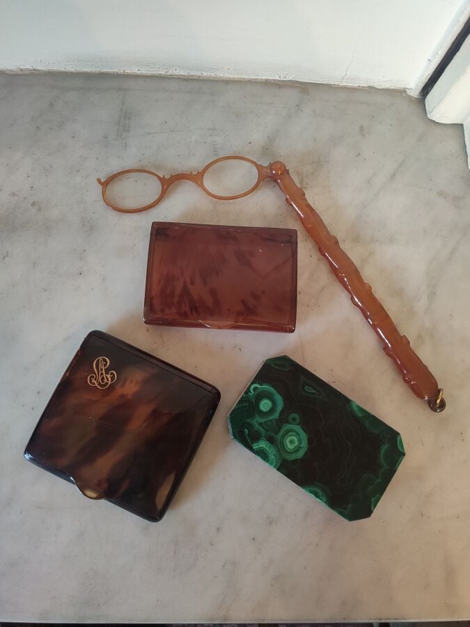 Lot comprenant : - - un étui à cigares en cuir à motif de double serpent, - - u…