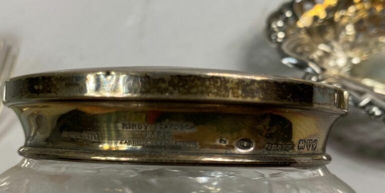 Lot comprenant : - - un pot à fard en cristal taillé, couvercle en argent (800)…