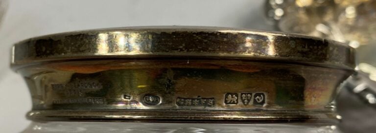 Lot comprenant : - - un pot à fard en cristal taillé, couvercle en argent (800)…