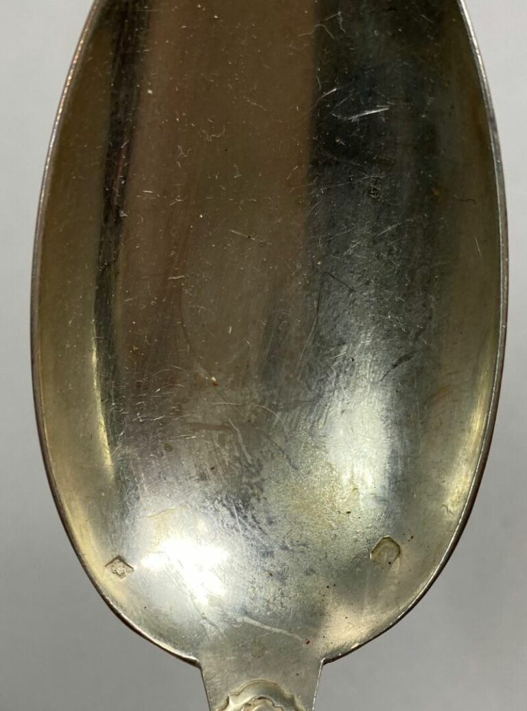 Lot comprenant : - - un pot à fard en cristal taillé, couvercle en argent (800)…