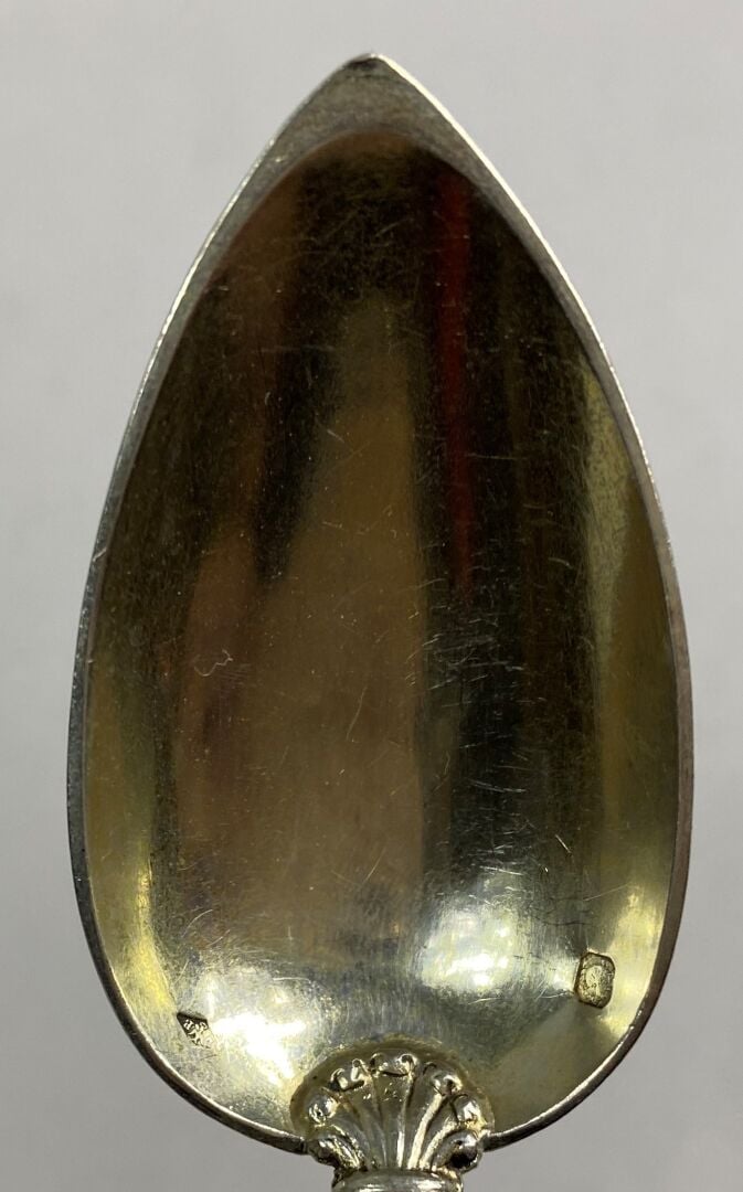 Lot comprenant : - - un pot à fard en cristal taillé, couvercle en argent (800)…