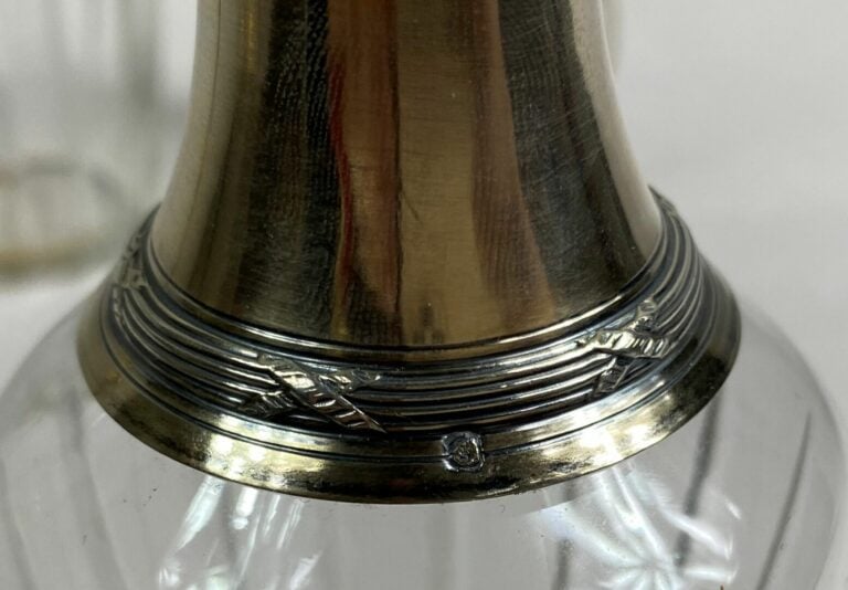 Lot comprenant : - - un pot à fard en cristal taillé, couvercle en argent (800)…