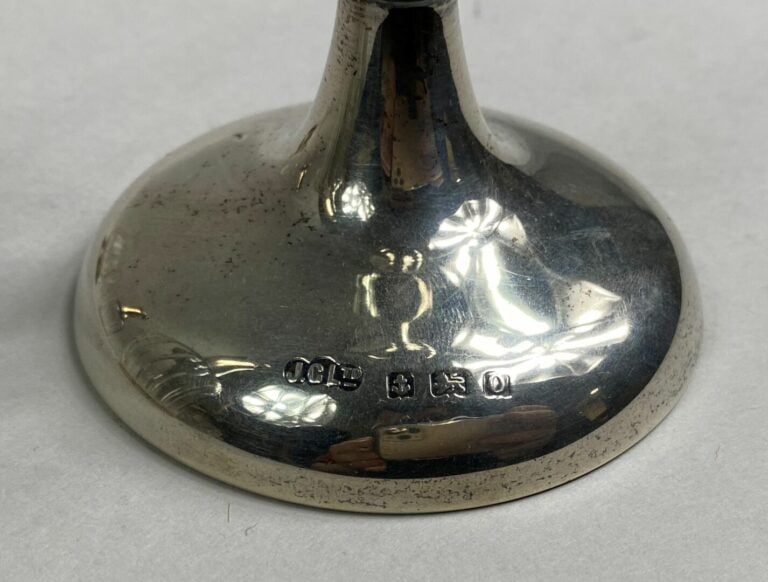 Lot comprenant : - - un pot à fard en cristal taillé, couvercle en argent (800)…