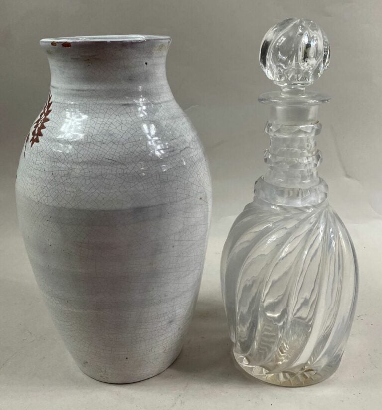 Lot comprenant un vase émaillé blanc signé R. ROUMA à Vallauris et une carafe e…