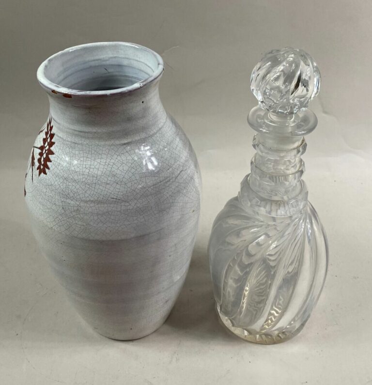 Lot comprenant un vase émaillé blanc signé R. ROUMA à Vallauris et une carafe e…