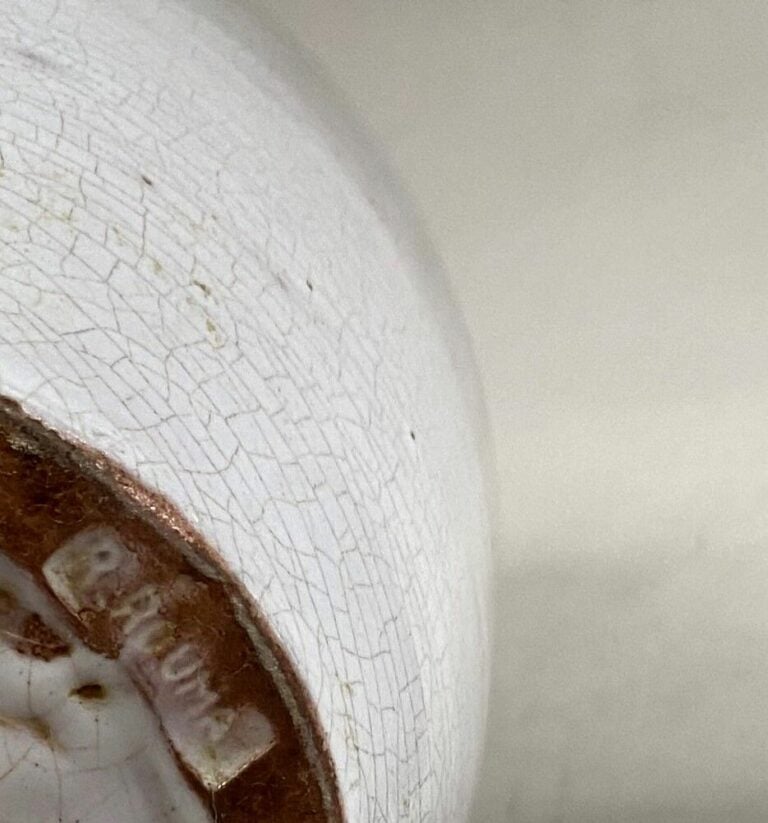 Lot comprenant un vase émaillé blanc signé R. ROUMA à Vallauris et une carafe e…
