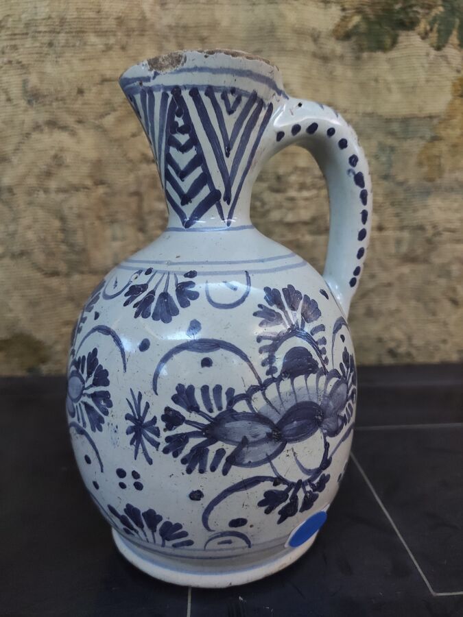 Lot comprenant un vase en faïence bleue et blanche - et un vase en verre de Ven…