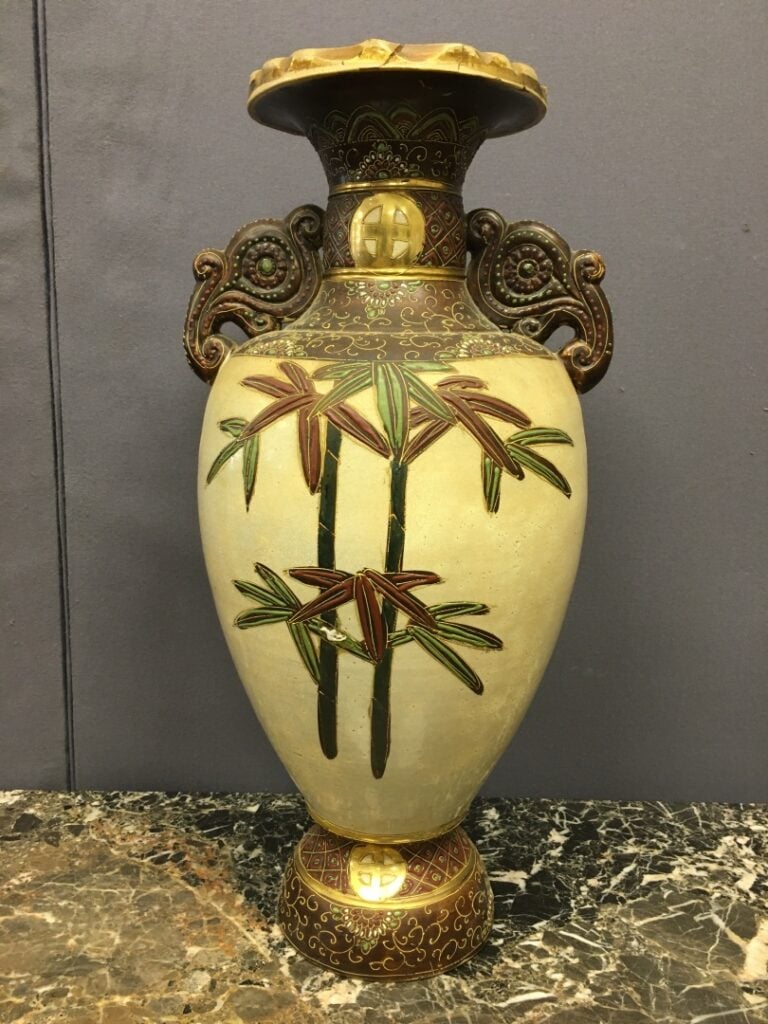Lot comprenant: - - un vase en faïence de Satsuma de forme balustre (restaurati…