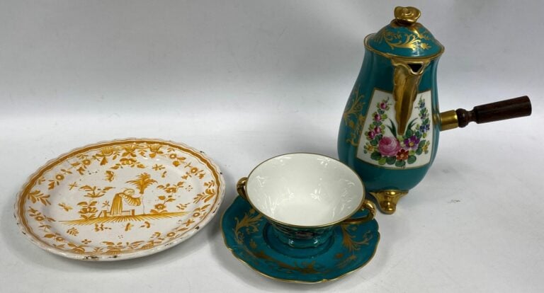 Lot comprenant : - -une assiette en faïence à bord contourné à décor en camaïeu…