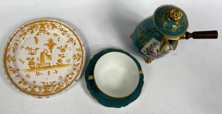Lot comprenant : - -une assiette en faïence à bord contourné à décor en camaïeu…