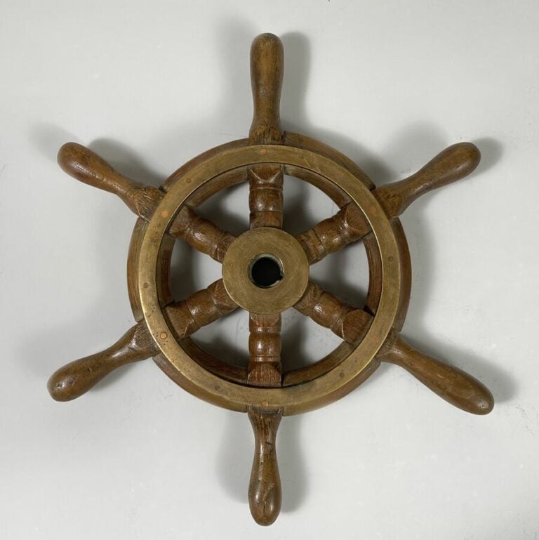 Lot comprenant une barre à roue décorative en bois et une paire de jumelles en…