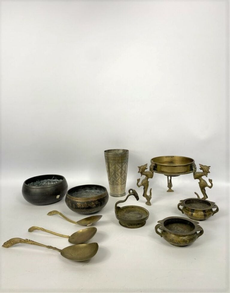 Lot comprenant une coupe tripode sur piédouche en bronze ornée d'animaux fantas…