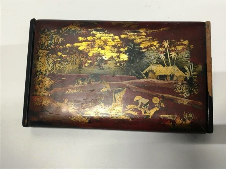 Lot comprenant: - - une encre de Chine - - une boîte thanh lê à décor laqué noi…
