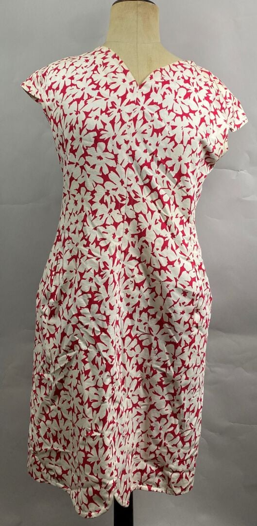 Lot comprenant une robe Pierre BALMAIN à motifs fleuris blancs sur fond rouge,…