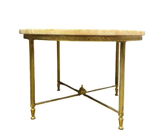 Lot comprenant une table basse en métal doré supportant un plateau rond en onyx…
