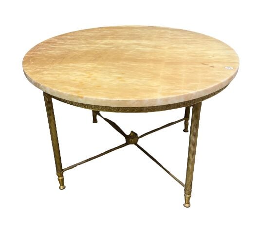 Lot comprenant une table basse en métal doré supportant un plateau rond en onyx…