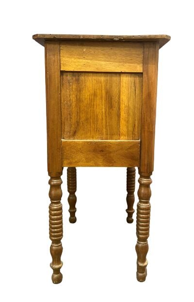 Lot comprenant une table basse en métal doré supportant un plateau rond en onyx…