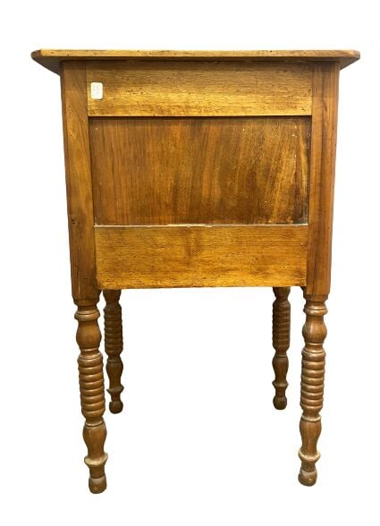 Lot comprenant une table basse en métal doré supportant un plateau rond en onyx…
