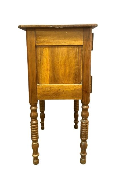 Lot comprenant une table basse en métal doré supportant un plateau rond en onyx…