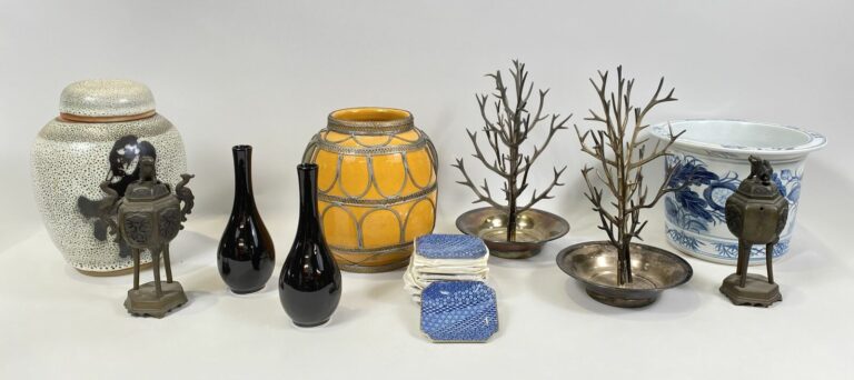 Lot comprenant vase en céramique orange à décor métallique, 2   boîtes de 6 cen…