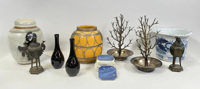 Lot comprenant vase en céramique orange à décor métallique, 2 boîtes de 6 cen…