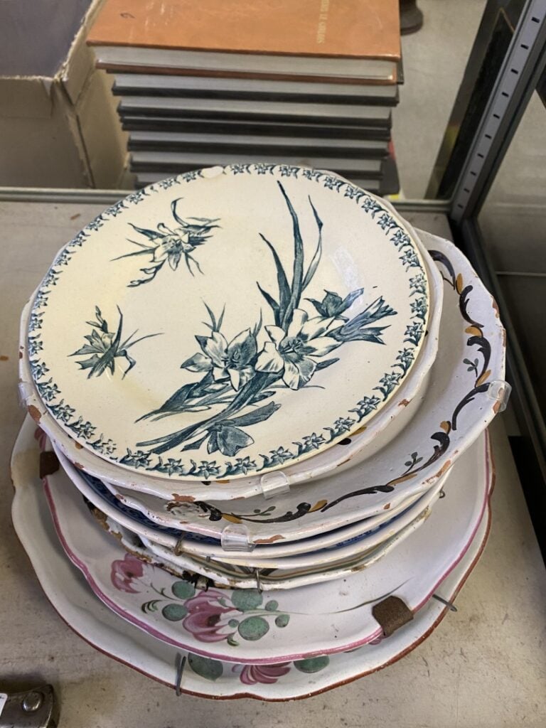 Lot d'assiettes en faïence, principalement de l'Est et Nevers (états divers).