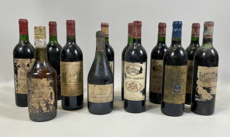 Lot de 12 bouteilles : - 2 ch La Lagune, Haut Médoc, 1987 et ? - 1 ch Carbonnie…