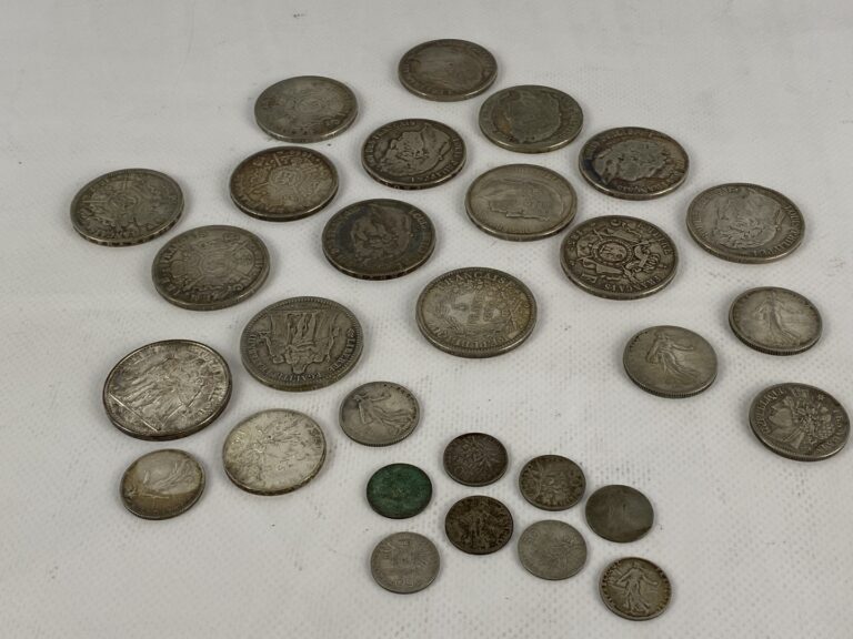 Lot de 29 pièces de monnaie en argent (925) dont : - -5 francs Louis-Philippe,…