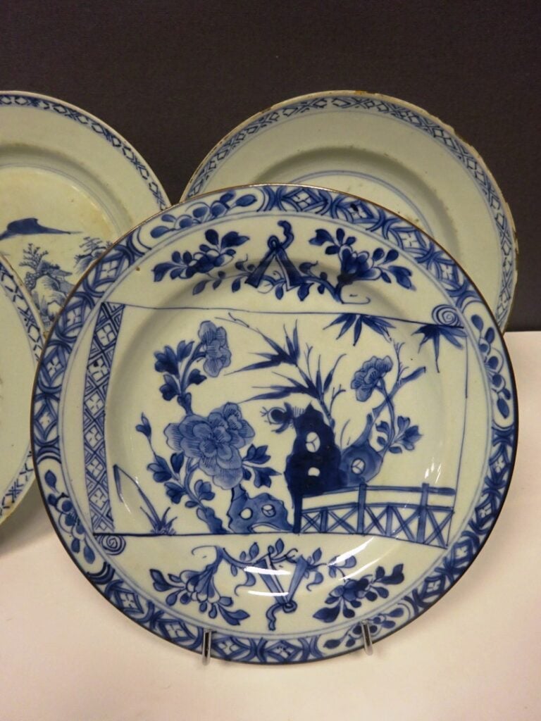 [-] LOT DE (4) ASSIETTES EN PORCELAINE BLEU BLANC - Chine, - Trois au décor sem…