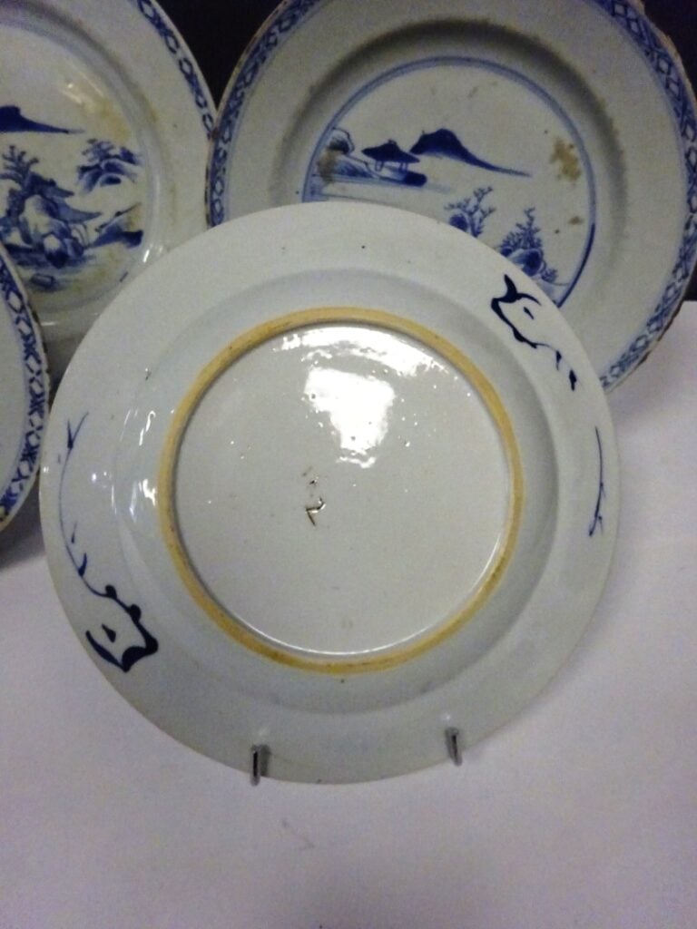 [-] LOT DE (4) ASSIETTES EN PORCELAINE BLEU BLANC - Chine, - Trois au décor sem…