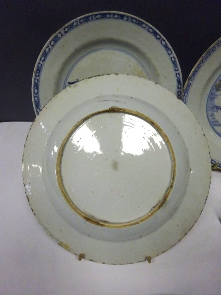 [-] LOT DE (4) ASSIETTES EN PORCELAINE BLEU BLANC - Chine, - Trois au décor sem…