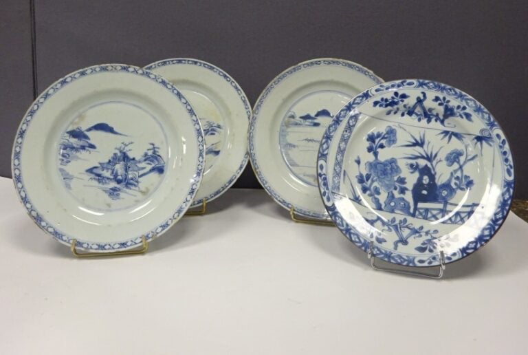 [-] LOT DE (4) ASSIETTES EN PORCELAINE BLEU BLANC - Chine, - Trois au décor sem…