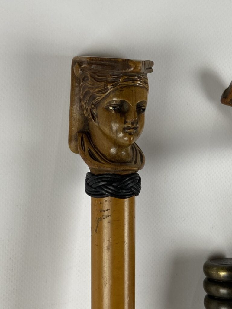 Lot de 4 cannes en bois, le pommeau sculpté d'une tête de femme, racine de bois…
