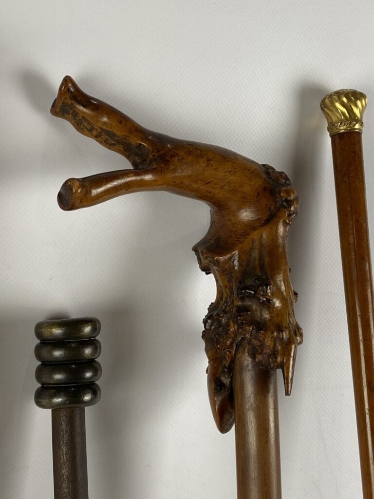 Lot de 4 cannes en bois, le pommeau sculpté d'une tête de femme, racine de bois…