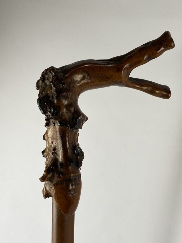 Lot de 4 cannes en bois, le pommeau sculpté d'une tête de femme, racine de bois…