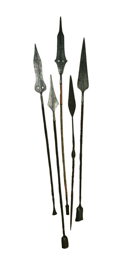 Lot de 5 lances en fer forgé à décor de cuivre torsadé, trois à talon constitué…