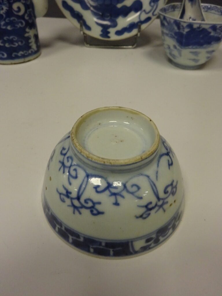 [-] LOT DE 5 PIECES EN PORCELAINE BLEU BLANC - Chine, - Comprenant: - - Une cou…