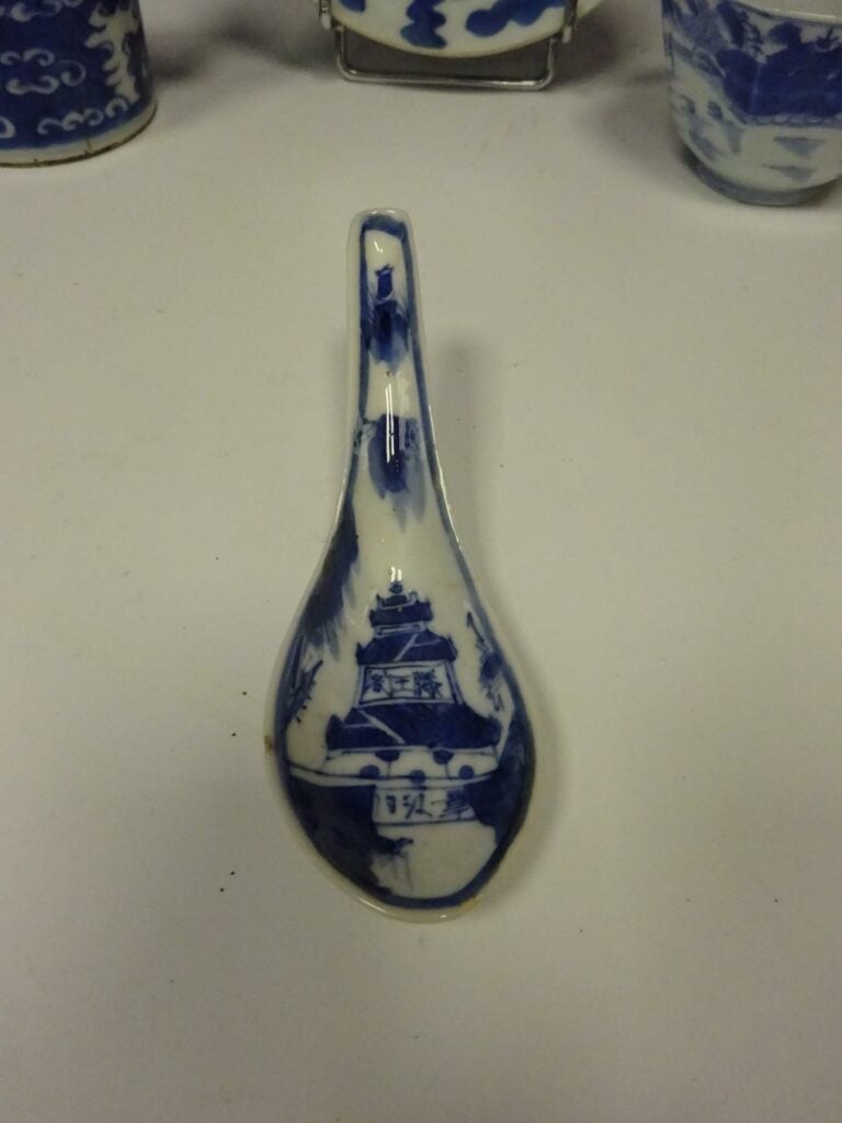[-] LOT DE 5 PIECES EN PORCELAINE BLEU BLANC - Chine, - Comprenant: - - Une cou…