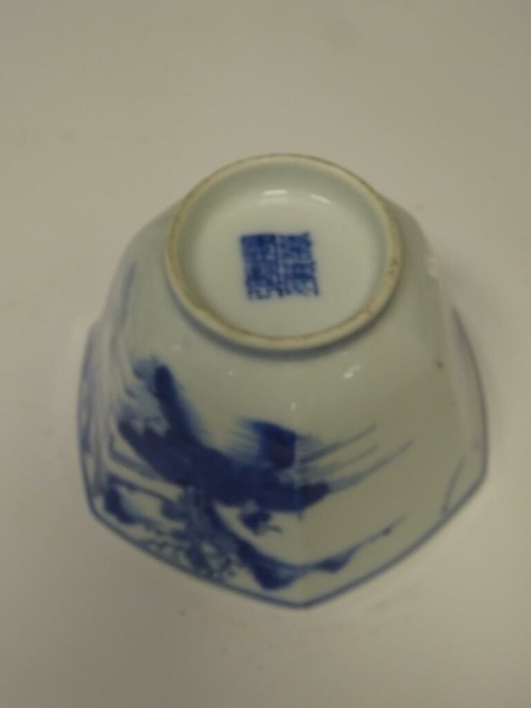[-] LOT DE 5 PIECES EN PORCELAINE BLEU BLANC - Chine, - Comprenant: - - Une cou…