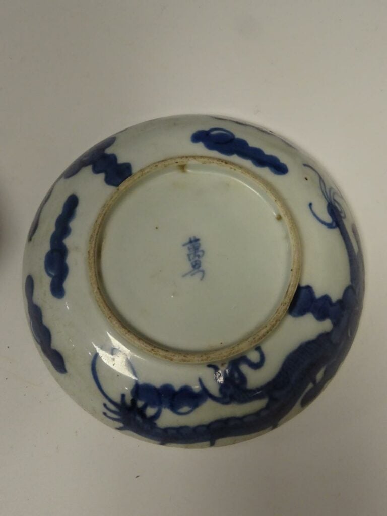 [-] LOT DE 5 PIECES EN PORCELAINE BLEU BLANC - Chine, - Comprenant: - - Une cou…