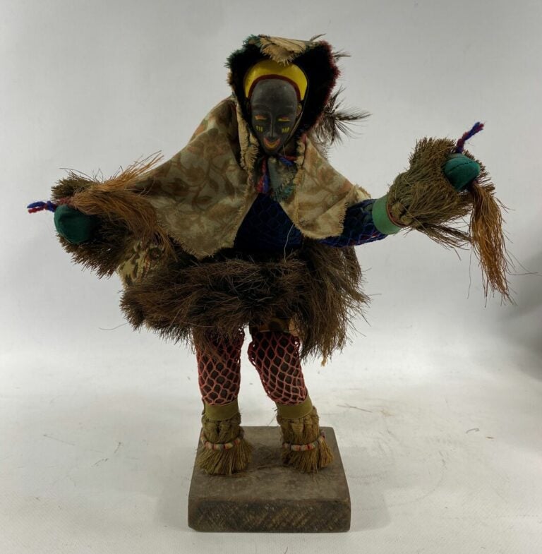 Lot de 5 poupées africaines en bois, composition, tissu et fibres - H: 35 cm