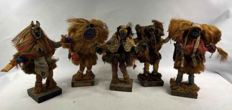 Lot de 5 poupées africaines en bois, composition, tissu et fibres - H: 35 cm